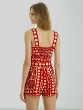 Combinaison courte à bretelles larges et taille haute